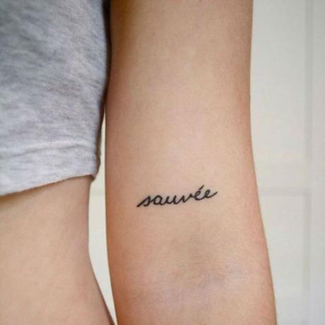 Tatuaggi minimal: one word tattoo