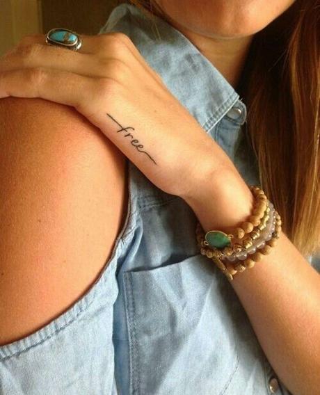 Tatuaggi minimal: one word tattoo