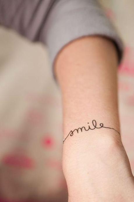 Tatuaggi minimal: one word tattoo