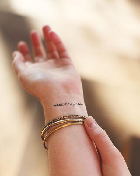 Tatuaggi minimal: one word tattoo