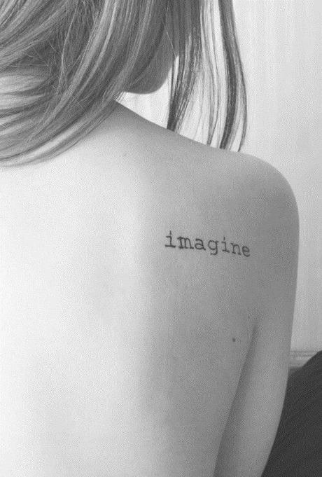 Tatuaggi minimal: one word tattoo