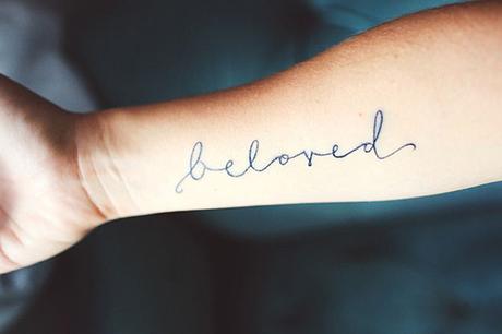 Tatuaggi minimal: one word tattoo