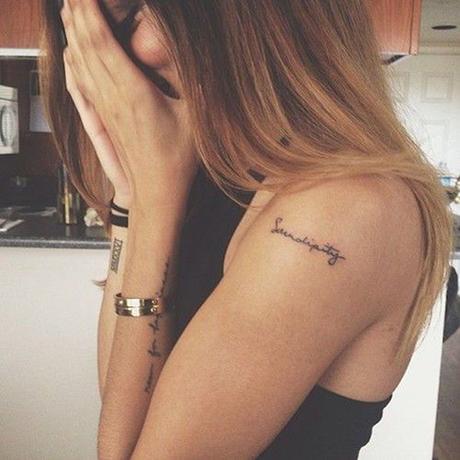 Tatuaggi minimal: one word tattoo