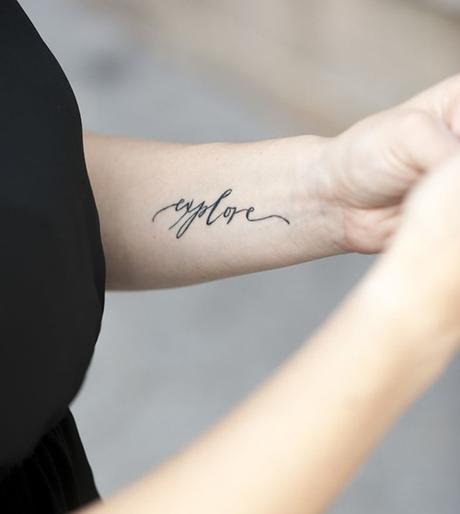 Tatuaggi minimal: one word tattoo