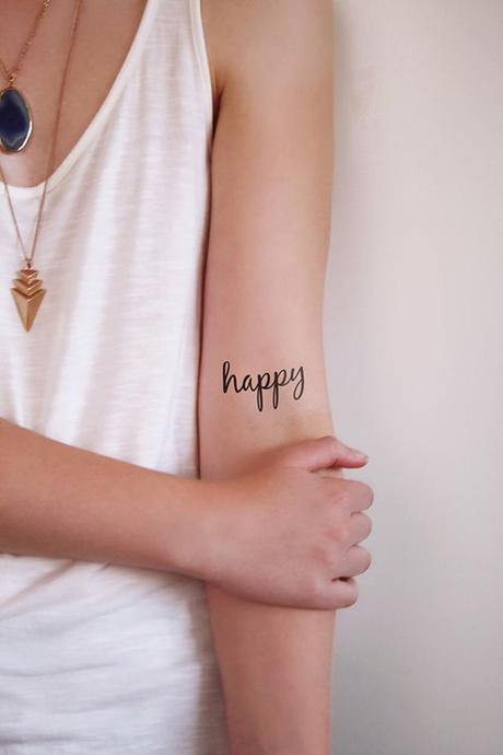 Tatuaggi minimal: one word tattoo