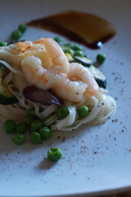 Noodles di Riso con Zucchine, Piselli e Gamberetti