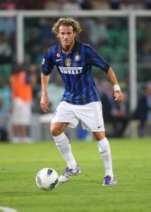 #MiRitorniInMente racconta: Diego Forlan Inter Milan's Argentinian forward Diego Forlan (R) dribbles during the Italian Serie A football match between Inter Milan and Palermo at Barbera Stadium in Palermo on September 11, 2011. AFP PHOTO / Marcello PATERNOSTRO (Photo credit should read MARCELLO PATERNOSTRO/AFP/Getty Images)