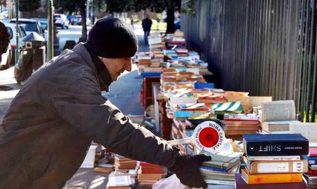 Le bancarelle di libri che avevamo denunciato 2 anni fa oggi finalmente sequestrate. Succede a Piramide Le bancarelle di libri che avevamo denunciato 2 anni fa oggi finalmente sequestrate. Succede a Piramide