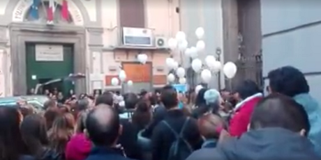 Video. L’ultimo saluto a Rosario, morto di cancro: applausi e palloncini bianchi funerali rosario fioretti