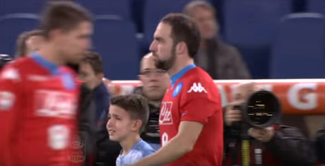 Foto. Entra in campo con Higuain e non trattiene l’emozione: il bambino scoppia in lacrime Higuain bambino