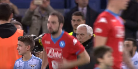 Foto. Entra in campo con Higuain e non trattiene l’emozione: il bambino scoppia in lacrime Higuain bambino