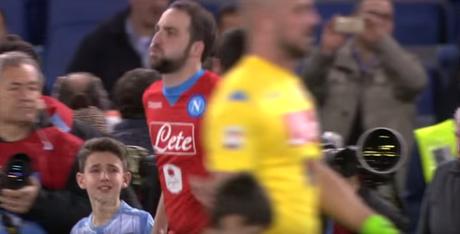 Foto. Entra in campo con Higuain e non trattiene l’emozione: il bambino scoppia in lacrime Higuain bambino