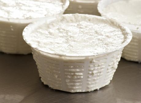 ‘O ricuttaro. In Napoletano si dice che il protettore “fa le ricotte”: ecco perché 'o ricuttaro fare la ricotta