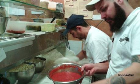 “Carmela” e “Super Francesco”, la pizzeria Gaetano Genovesi tra le migliori di Napoli Pizzaioli al lavoro