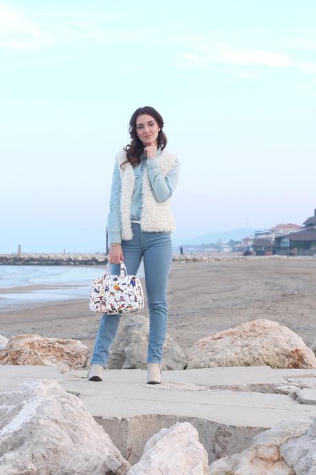 Look per l'inverno: gilet di pelliccia, borsa Piero Guidi e collana Larimar