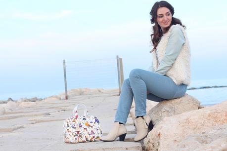 Look per l'inverno: gilet di pelliccia, borsa Piero Guidi e collana Larimar