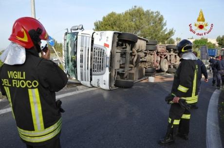 Tragedia a Giugliano. Incidente camion-auto, si ribalta il mezzo. Muore il conducente camion
