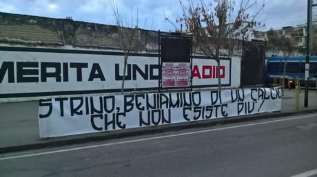 Video. La cerimonia della tribuna dedicata ad Enzo Strino Striscione Enzo Strino