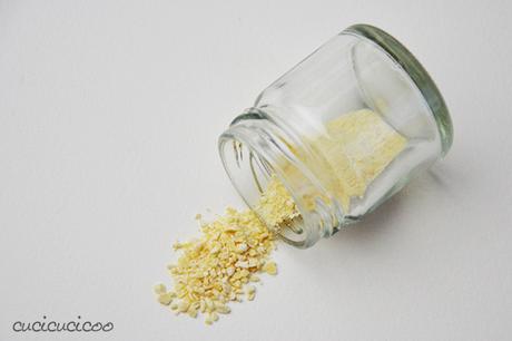 Come fare aglio essicato in polvere: solo un pizzico dona tanto sapore alle pietanze! Una ricetta-tutorial di www.cucicucicoo.com