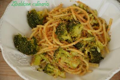 Pasta con broccoli, acciughe e pane tostato