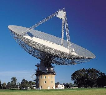 Il radiotelescopio da 64 metri Parkes, situato nel Nuovo Galles del Sud, in Australia. Crediti: CSIRO 