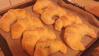 CROISSANT con YOGURT