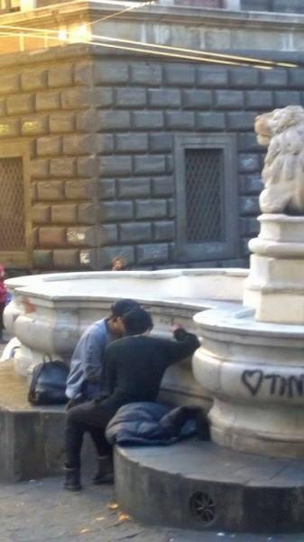 Foto. Vandali alla Fontana di Monteoliveto: napoletani e carabinieri stanno a guardare? fontana di Monteoliveto