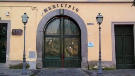 Allarme bomba a Somma Vesuviana: evacuato il Municipio Palazzo Torino