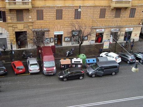 Le bancarelle non uccidono solo la periferia. Questa la situazione in un'elegante strada di Prati Le bancarelle non uccidono solo la periferia. Questa la situazione in un'elegante strada di Prati