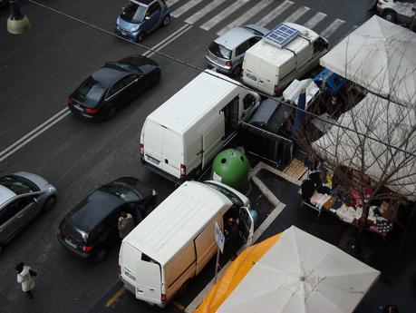 Le bancarelle non uccidono solo la periferia. Questa la situazione in un'elegante strada di Prati Le bancarelle non uccidono solo la periferia. Questa la situazione in un'elegante strada di Prati