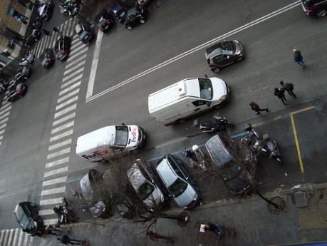 Le bancarelle non uccidono solo la periferia. Questa la situazione in un'elegante strada di Prati Le bancarelle non uccidono solo la periferia. Questa la situazione in un'elegante strada di Prati