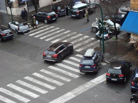 Le bancarelle non uccidono solo la periferia. Questa la situazione in un'elegante strada di Prati Le bancarelle non uccidono solo la periferia. Questa la situazione in un'elegante strada di Prati