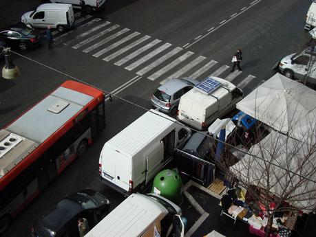 Le bancarelle non uccidono solo la periferia. Questa la situazione in un'elegante strada di Prati Le bancarelle non uccidono solo la periferia. Questa la situazione in un'elegante strada di Prati