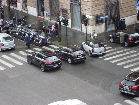 Le bancarelle non uccidono solo la periferia. Questa la situazione in un'elegante strada di Prati Le bancarelle non uccidono solo la periferia. Questa la situazione in un'elegante strada di Prati
