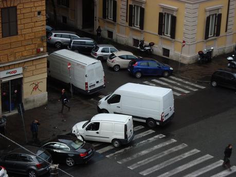 Le bancarelle non uccidono solo la periferia. Questa la situazione in un'elegante strada di Prati Le bancarelle non uccidono solo la periferia. Questa la situazione in un'elegante strada di Prati