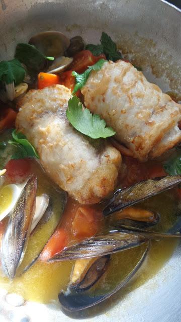 Involtini di pesce spada con frutti di mare e rosso pachino