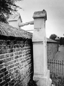 Oud-Kerkhof-graves-with-hands