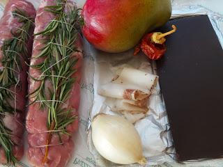 Filetto di suino nero dei Nebrodi al lardo di Colonnata con chutney di mango e salsa di cioccolato al peperoncino