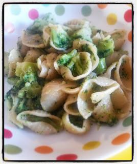 Conchiglioni semintegrali con broccoli e acciughe