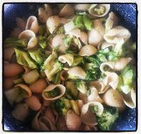 Conchiglioni semintegrali con broccoli e acciughe