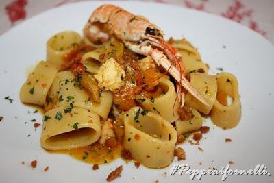 Calamarata con peperoni arrosto , scampi e crumble di pane aromatico.