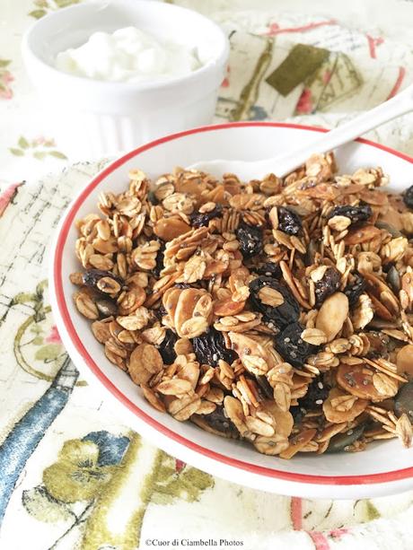 La mia Granola con Mandorle, Uvette e semi di Chia, quando la Colazione è un Superfood!