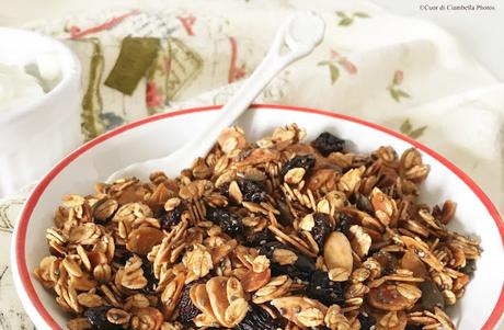 La mia Granola con Mandorle, Uvette e semi di Chia, quando la Colazione è un Superfood!