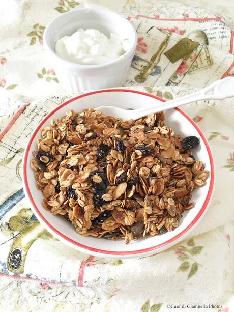 La mia Granola con Mandorle, Uvette e semi di Chia, quando la Colazione è un Superfood!