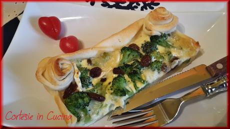 Quiche con broccoli brie e uva passa