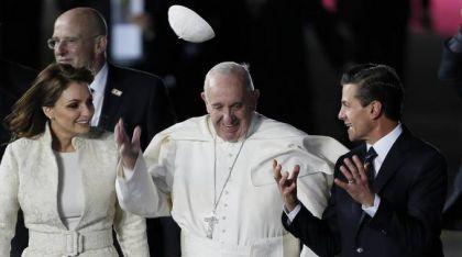 Papa Francesco accolto in Messico dalla coppia presidenziale