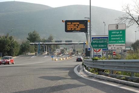Ubriaco va a sbattere in autostrada, poi scende e fugge tra le macchine autostrada-baiano