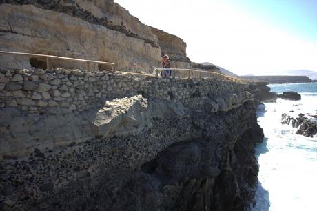 Oggi vi porto con me a visitare Ajuy, con le  sue grotte ed il suo mare con sabbia vulcanica. Poi naturalmente tutti a pranzo.