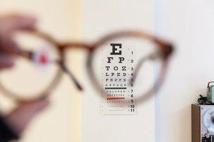 Troppe ore al pc e poca aria aperta: dilaga la miopia miopia