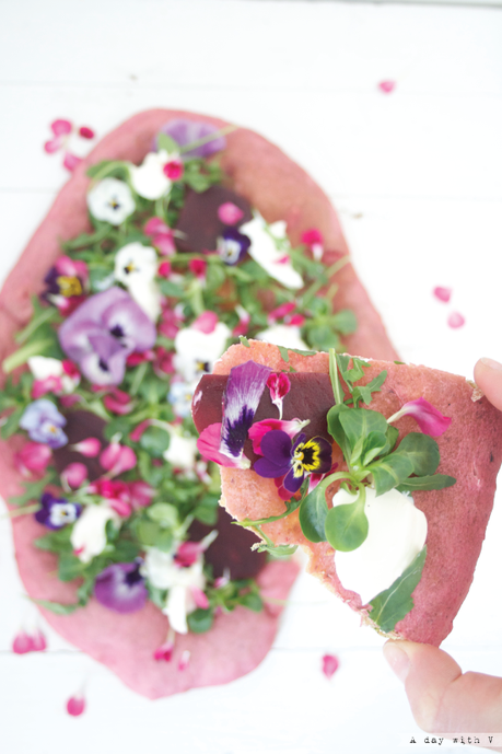 Pizza fiorita alla barbabietola // Beetroot blooming pizza